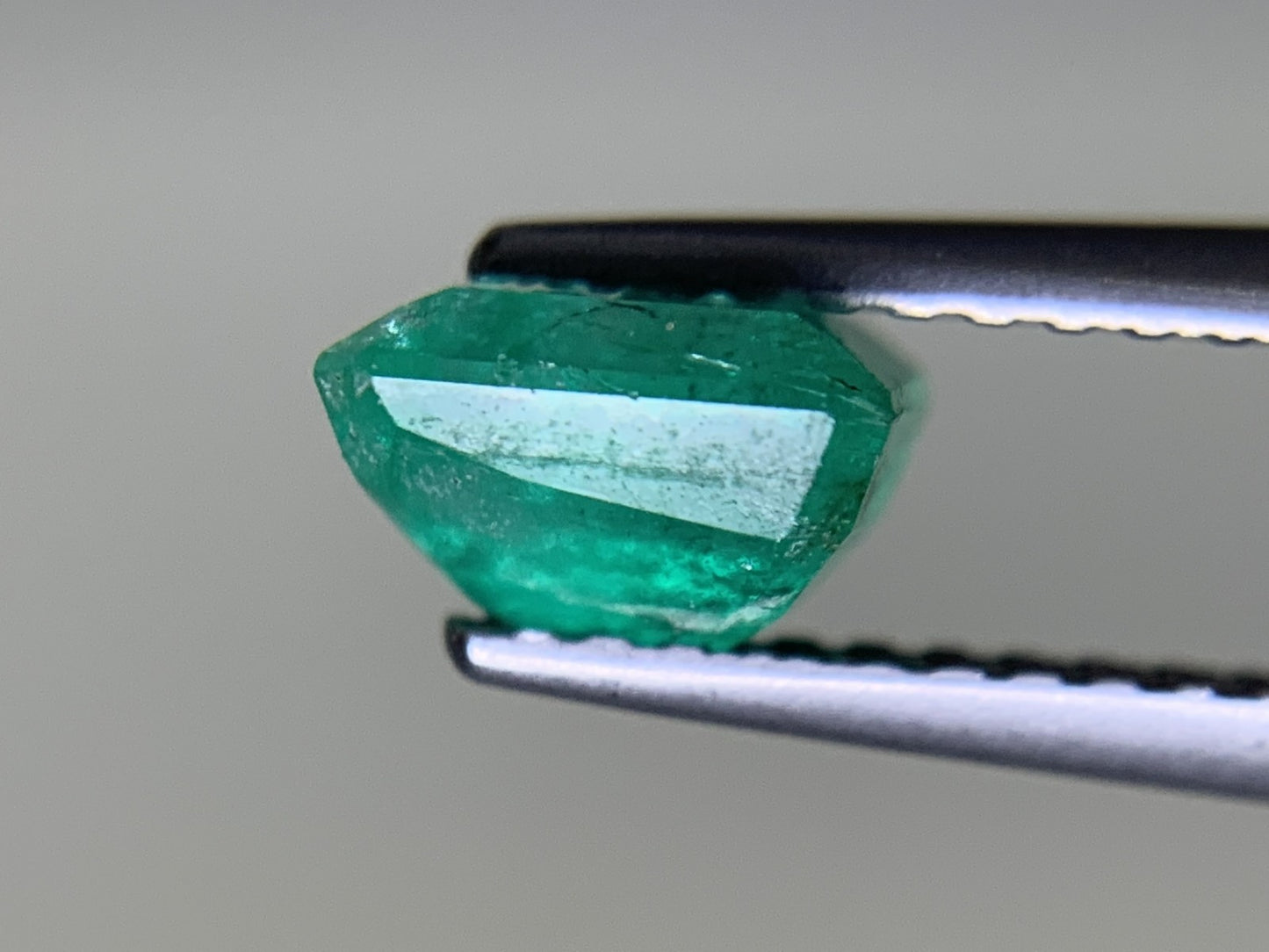 エメラルド 1.074ct 宝石ソーティング付き  6.2㎜×5.6㎜×3.9㎜  ルース（ 裸石 ） 3556Y