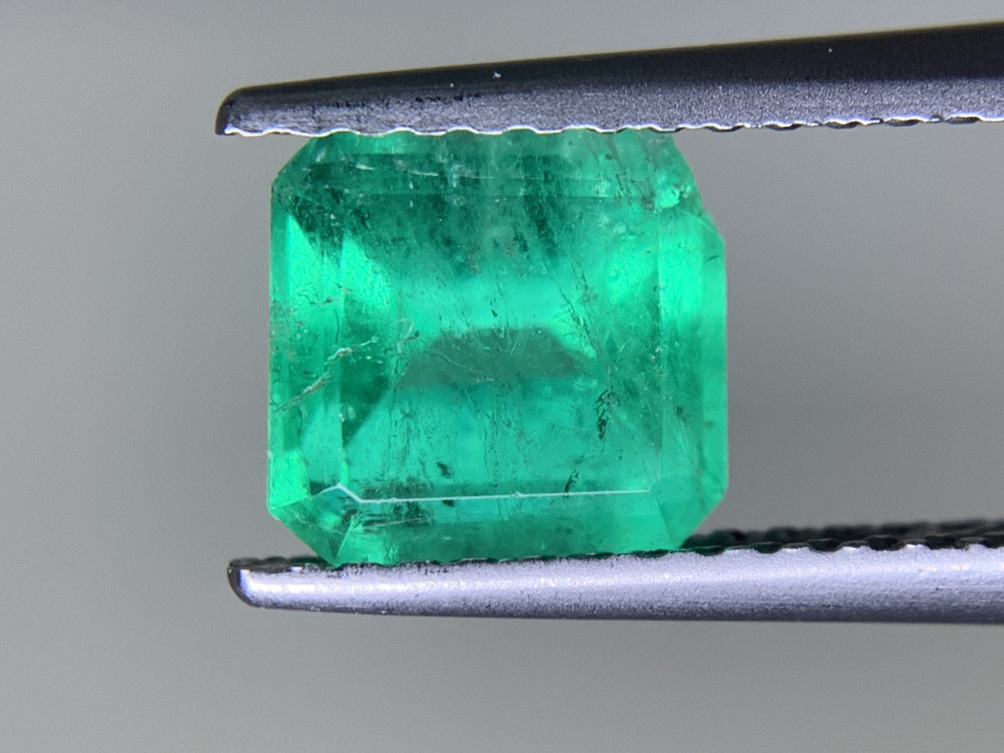 エメラルド  1.399ct  中央宝石ソーティング付き  6.87㎜×6.59㎜×4.73㎜  ルース（ 裸石 ） 3557Y