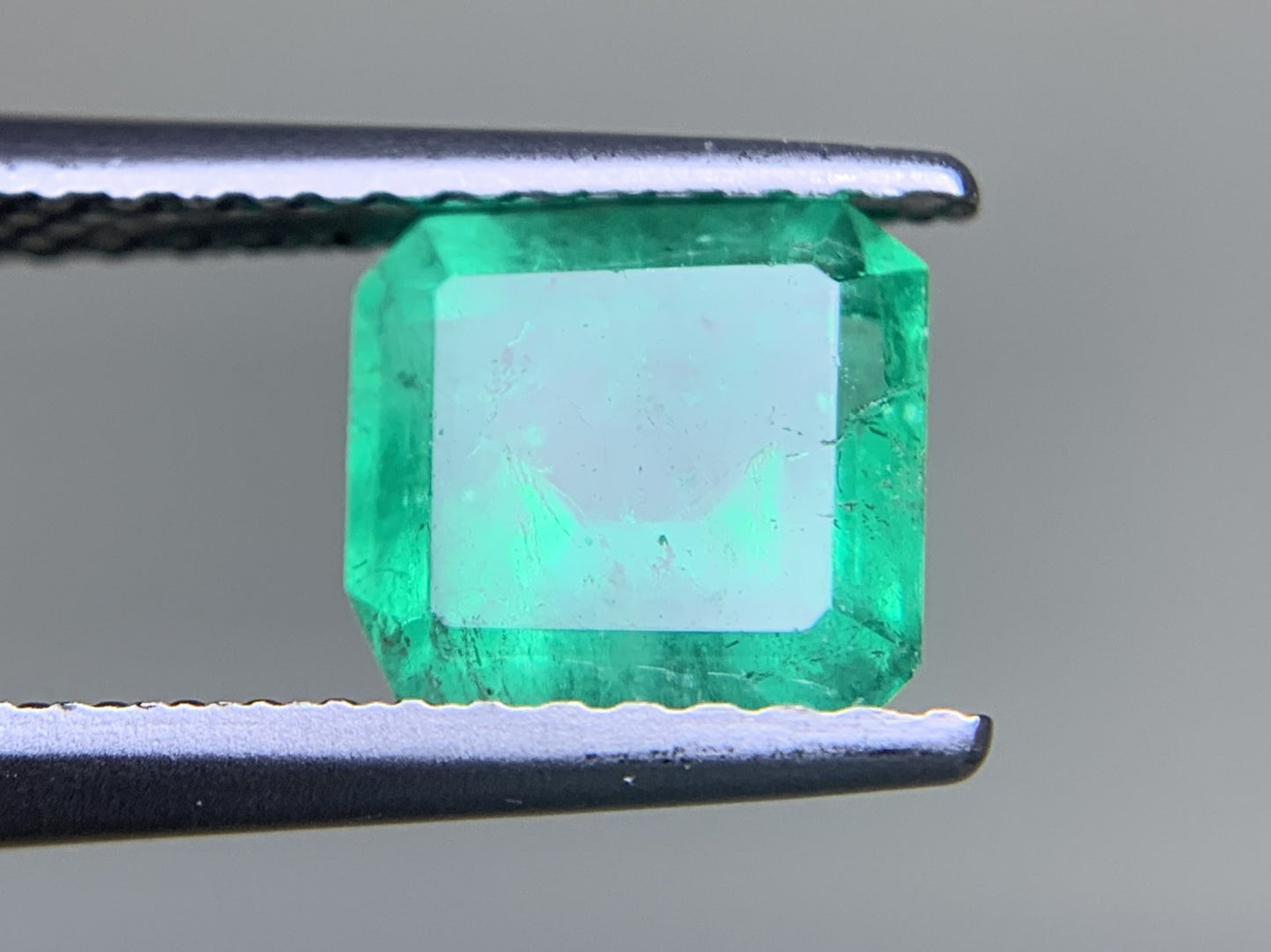 エメラルド  1.399ct  中央宝石ソーティング付き  6.87㎜×6.59㎜×4.73㎜  ルース（ 裸石 ） 3557Y