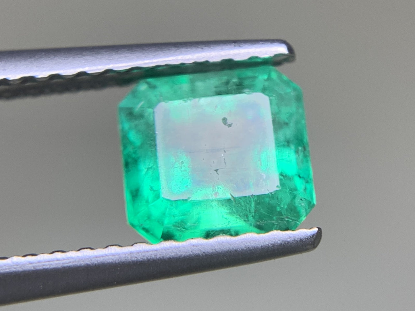 エメラルド  1.043ct  中央宝石ソーティング付き  6.10㎜×5.86㎜×4.21㎜  ルース（ 裸石 ） 3558Y