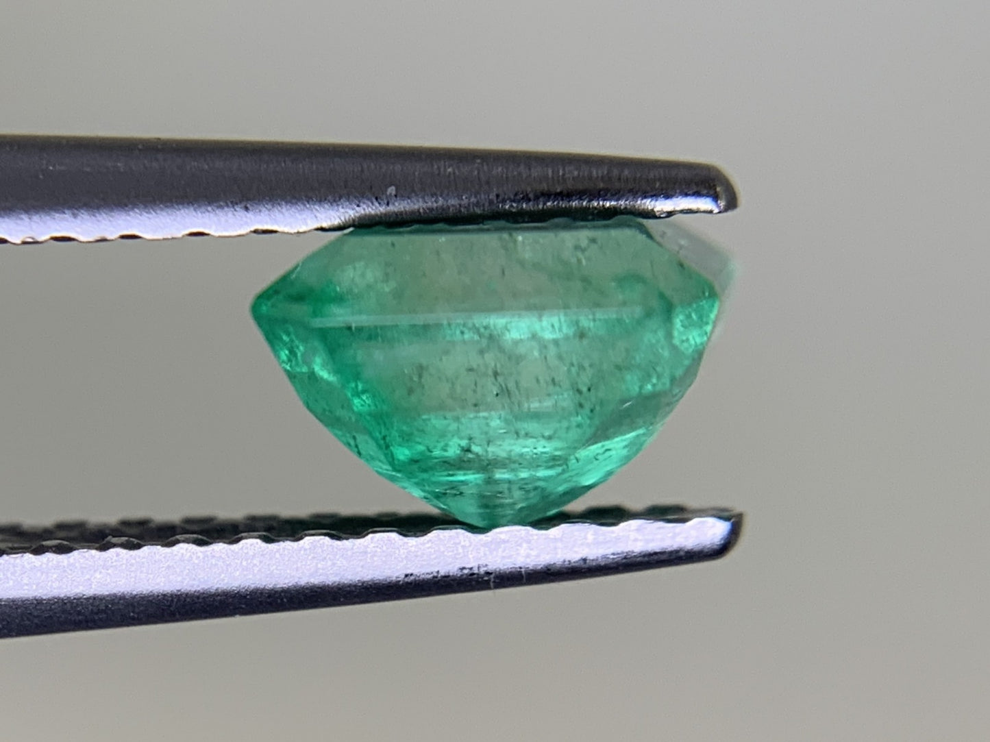 エメラルド  1.043ct  中央宝石ソーティング付き  6.10㎜×5.86㎜×4.21㎜  ルース（ 裸石 ） 3558Y