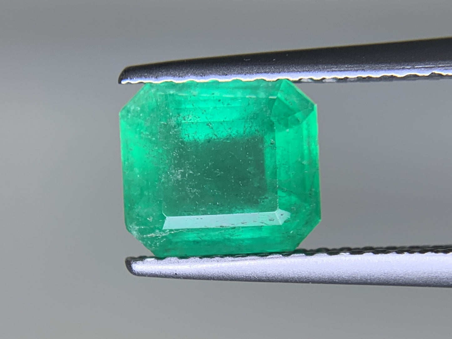 エメラルド  1.335ct  中央宝石ソーティング付き  7.43㎜×6.63㎜×3.95㎜  ルース（ 裸石 ） 3559Y
