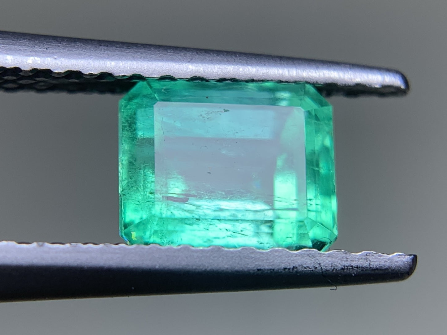 エメラルド  1.056ct  中央宝石ソーティング付き  6.10㎜×5.14㎜×4.29㎜  ルース（ 裸石 ） 3577Y