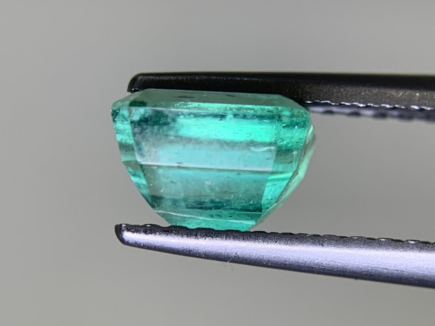 エメラルド  1.056ct  中央宝石ソーティング付き  6.10㎜×5.14㎜×4.29㎜  ルース（ 裸石 ） 3577Y