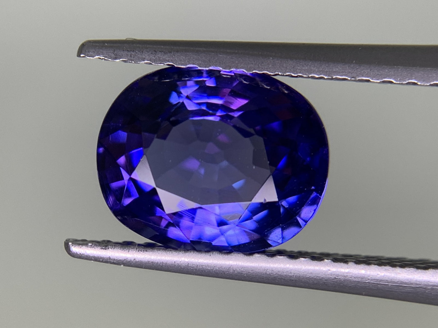 タンザナイト  2.409ct  中央宝石ソーティング付き  8.96㎜×7.31㎜×4.83㎜  ルース（ 裸石 ） 3578Y
