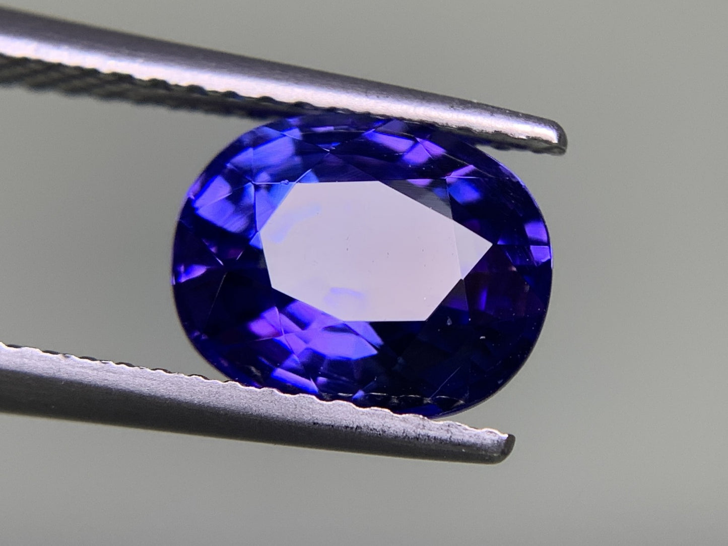 タンザナイト  2.409ct  中央宝石ソーティング付き  8.96㎜×7.31㎜×4.83㎜  ルース（ 裸石 ） 3578Y