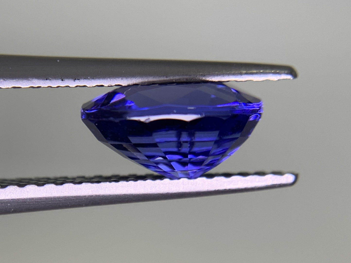 タンザナイト  2.409ct  中央宝石ソーティング付き  8.96㎜×7.31㎜×4.83㎜  ルース（ 裸石 ） 3578Y