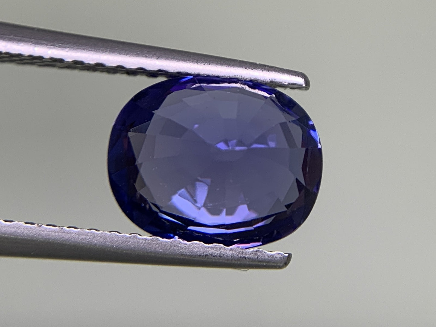 タンザナイト  2.409ct  中央宝石ソーティング付き  8.96㎜×7.31㎜×4.83㎜  ルース（ 裸石 ） 3578Y