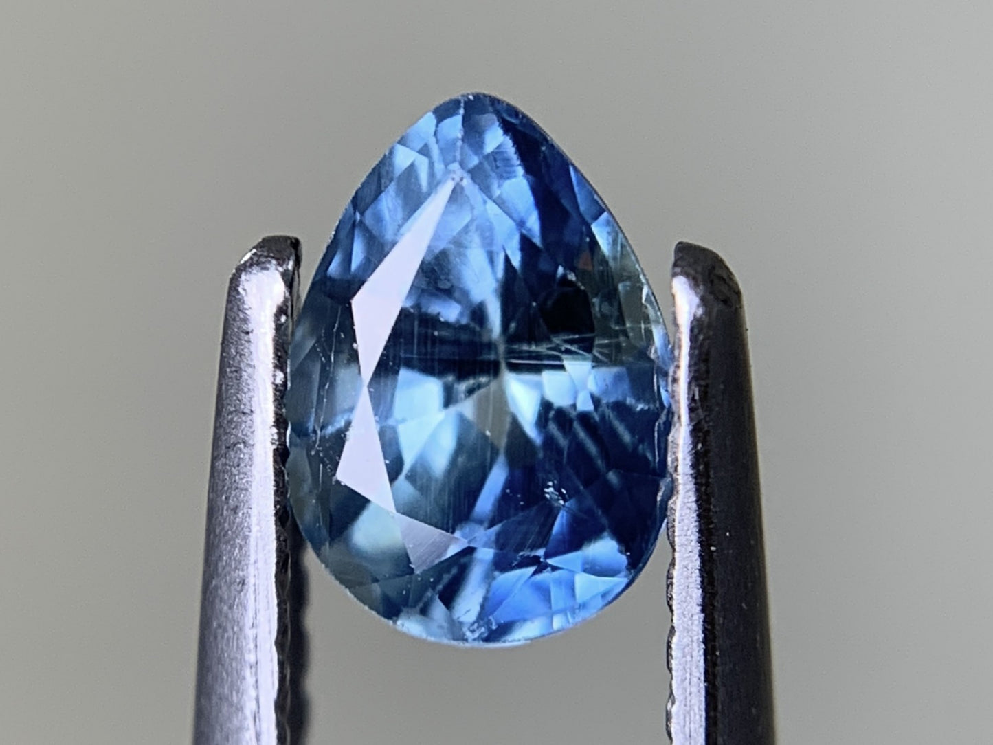 サファイア 1.066ct  宝石ソーティング付き  6.8㎜×5.1㎜×4.0㎜  ルース（ 裸石 ） 3582Y