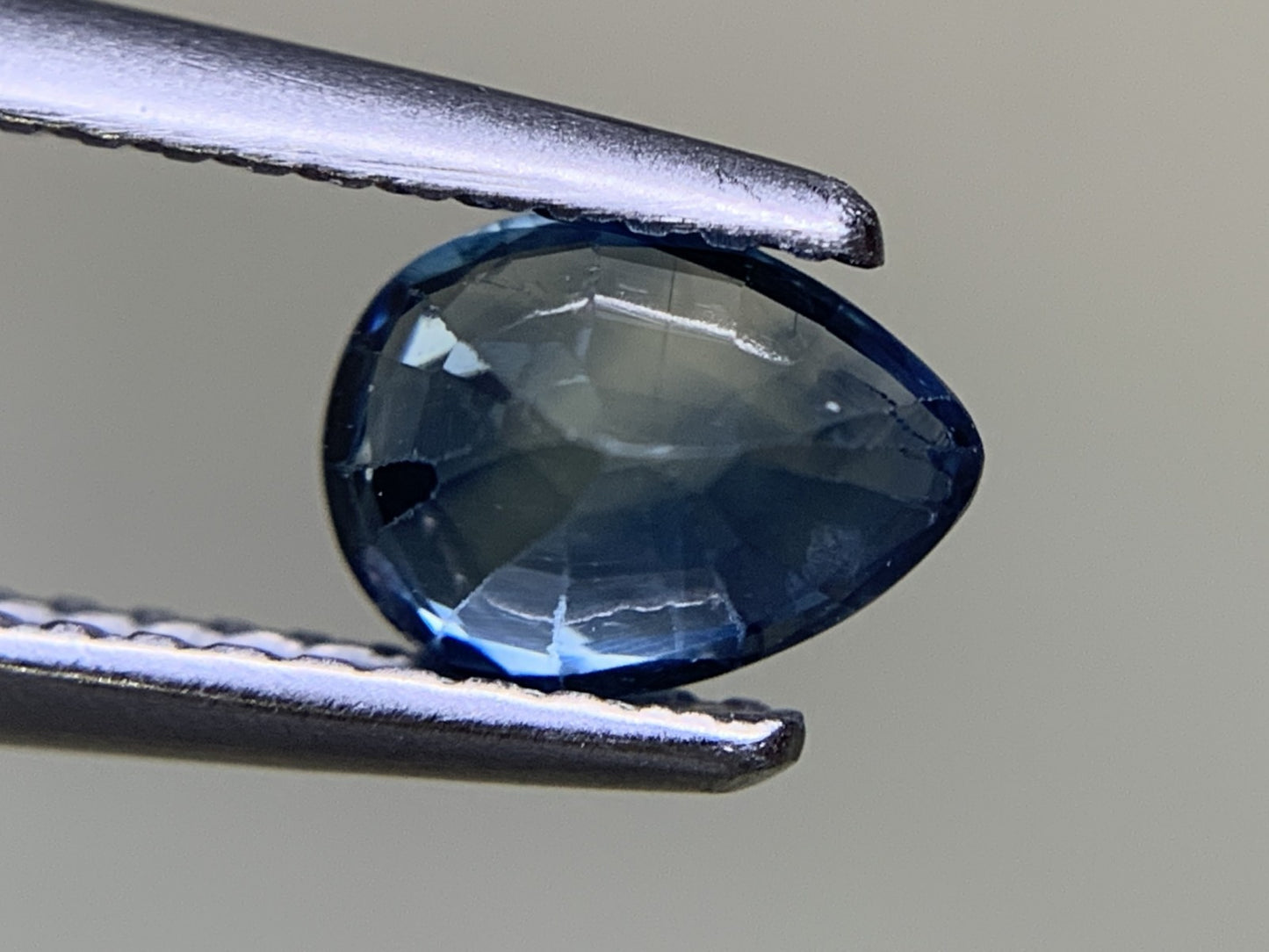 サファイア 1.066ct  宝石ソーティング付き  6.8㎜×5.1㎜×4.0㎜  ルース（ 裸石 ） 3582Y