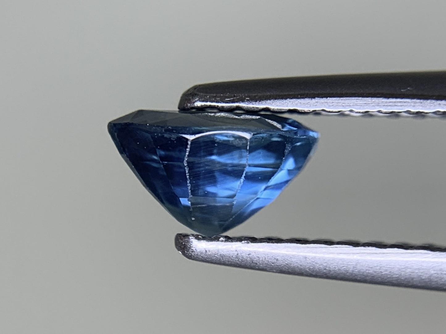 サファイア 1.066ct  宝石ソーティング付き  6.8㎜×5.1㎜×4.0㎜  ルース（ 裸石 ） 3582Y