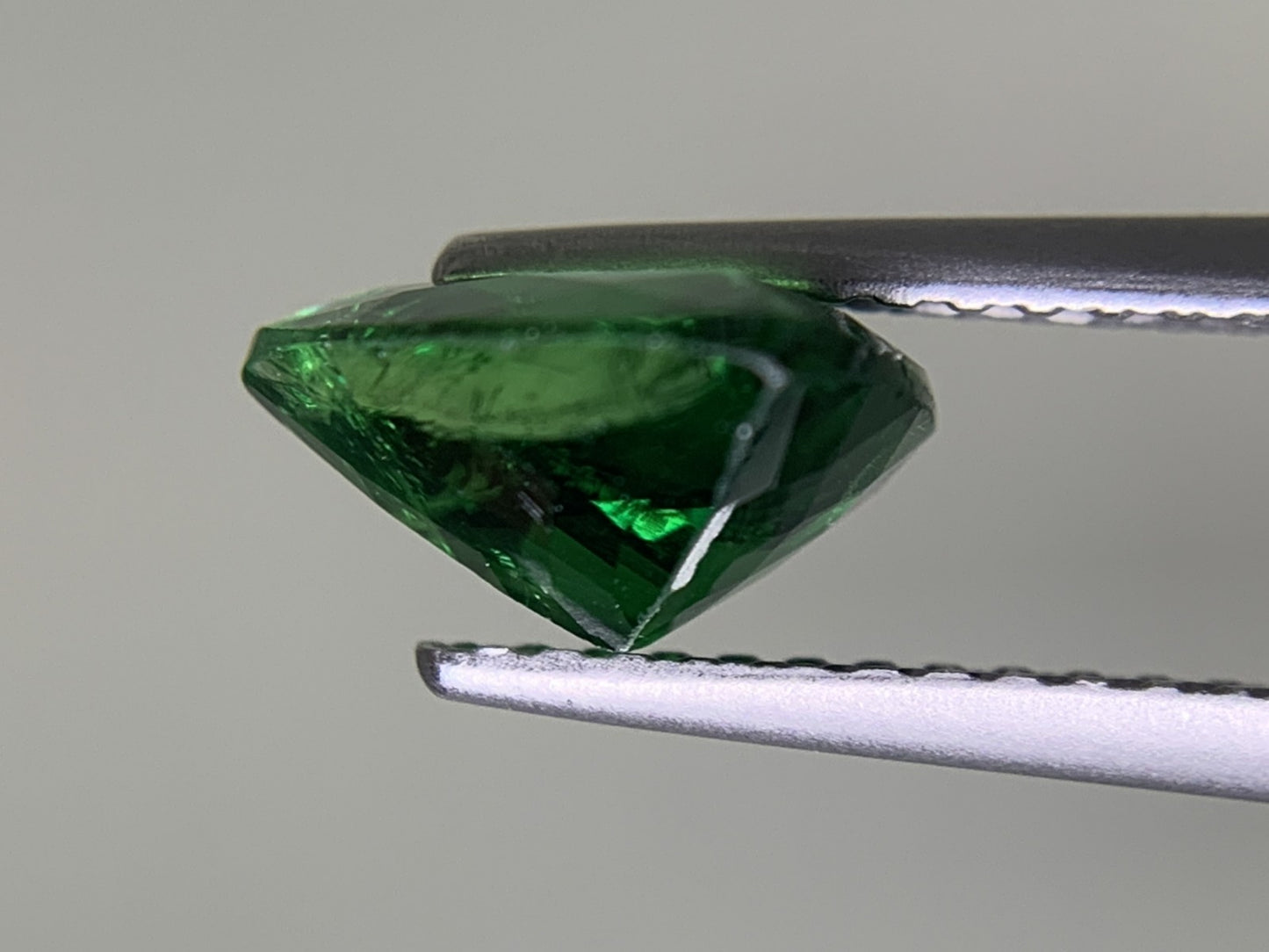 ツァボライト 2.17ct （グロッシュラーガーネット） GRS宝石鑑別書付き  vivid green No Heat 8.83㎜×8.64㎜×4.37㎜  ルース（ 裸石 ）   3706Y