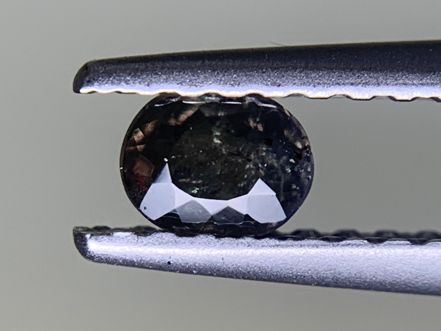 アレキサンドライト 0.215ct 中央宝石ソーティング付き 3.96㎜×3.17㎜×1.8㎜ ルース（ 裸石 ） 3711Y