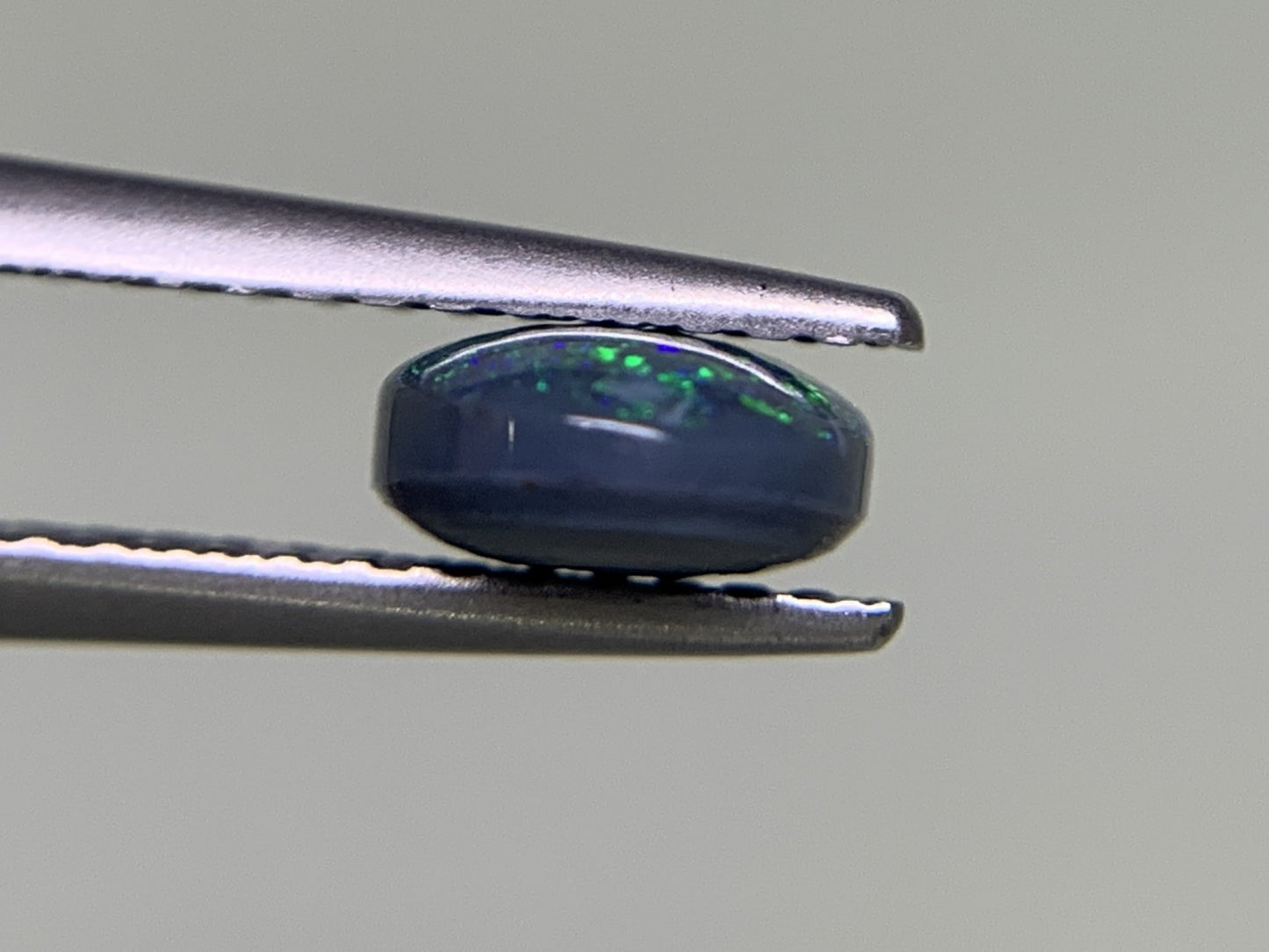 ブラックオパール 1.051ct 宝石ソーティング付き  8.7㎜×6.1㎜×2.9㎜  ルース（ 裸石 ） 3713Y