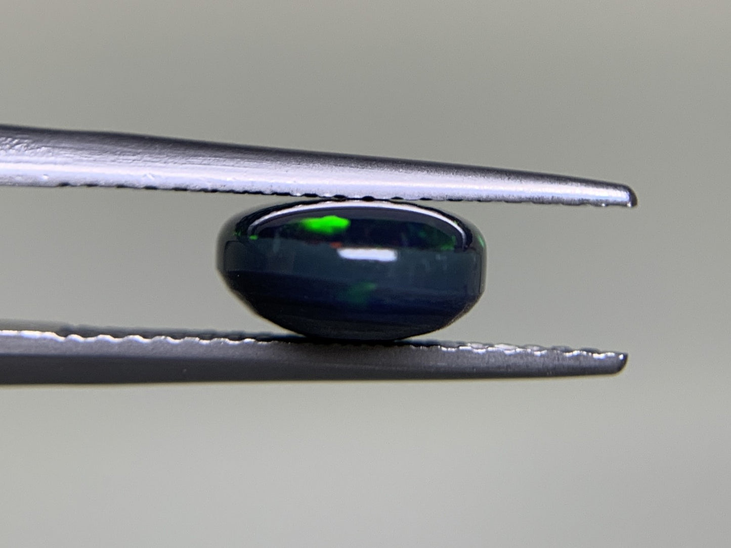 ブラックオパール  2.336ct  中央宝石ソーティング付き  10.9㎜×8.2㎜×4.2㎜  ルース（ 裸石 ） 3736Y