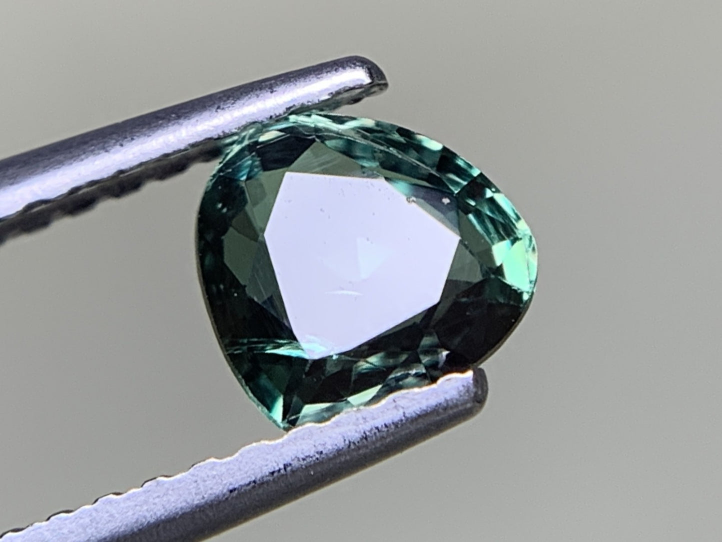 アレキサンドライト  0.767ct  中央宝石ソーティング付き  5.60㎜×5.81㎜×2.65㎜  ルース（ 裸石 ） 3737Y