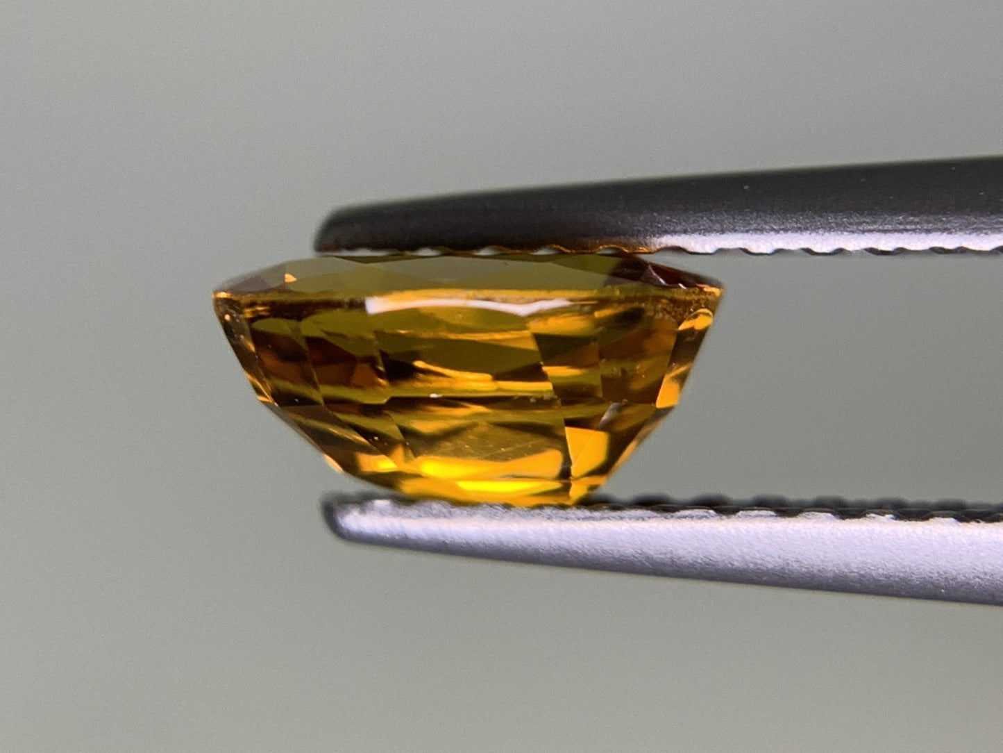 ゴールデンサファイア 1.430ct  中央宝石ソーティング付き  7.30㎜×5.76㎜×3.74㎜  ルース（ 裸石 ） 3755Y