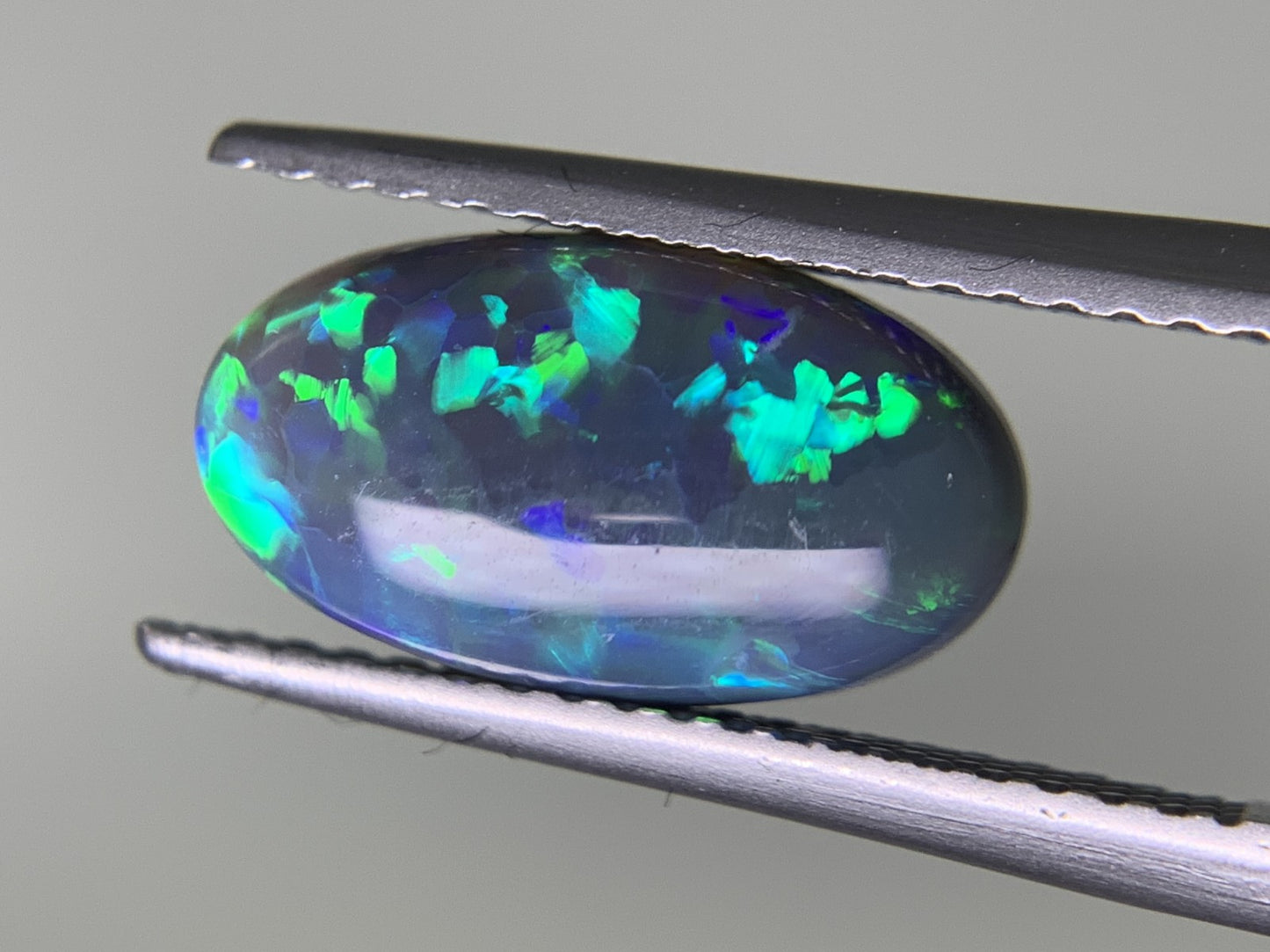 ブラックオパール  2.561ct  中央宝石ソーティング付き  12.6㎜×7.0㎜×4.4㎜  ルース（ 裸石 ） 3758Y