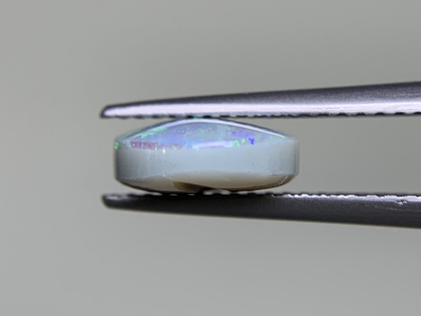 ブラックオパール 2.374ct 宝石ソーティング付き  11.0㎜×9.0㎜×3.6㎜  ルース（ 裸石 ） 3769Y