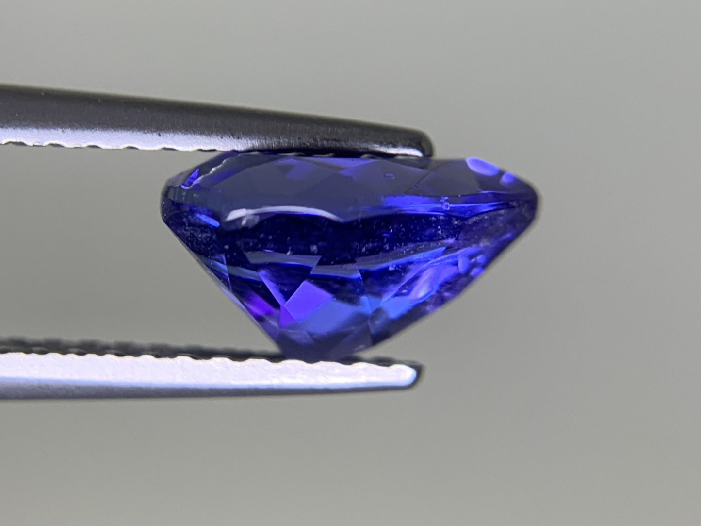 タンザナイト 1.909ct 宝石ソーティング付き  9.1㎜×6.7㎜×5.0㎜  ルース（ 裸石 ） 3770Y