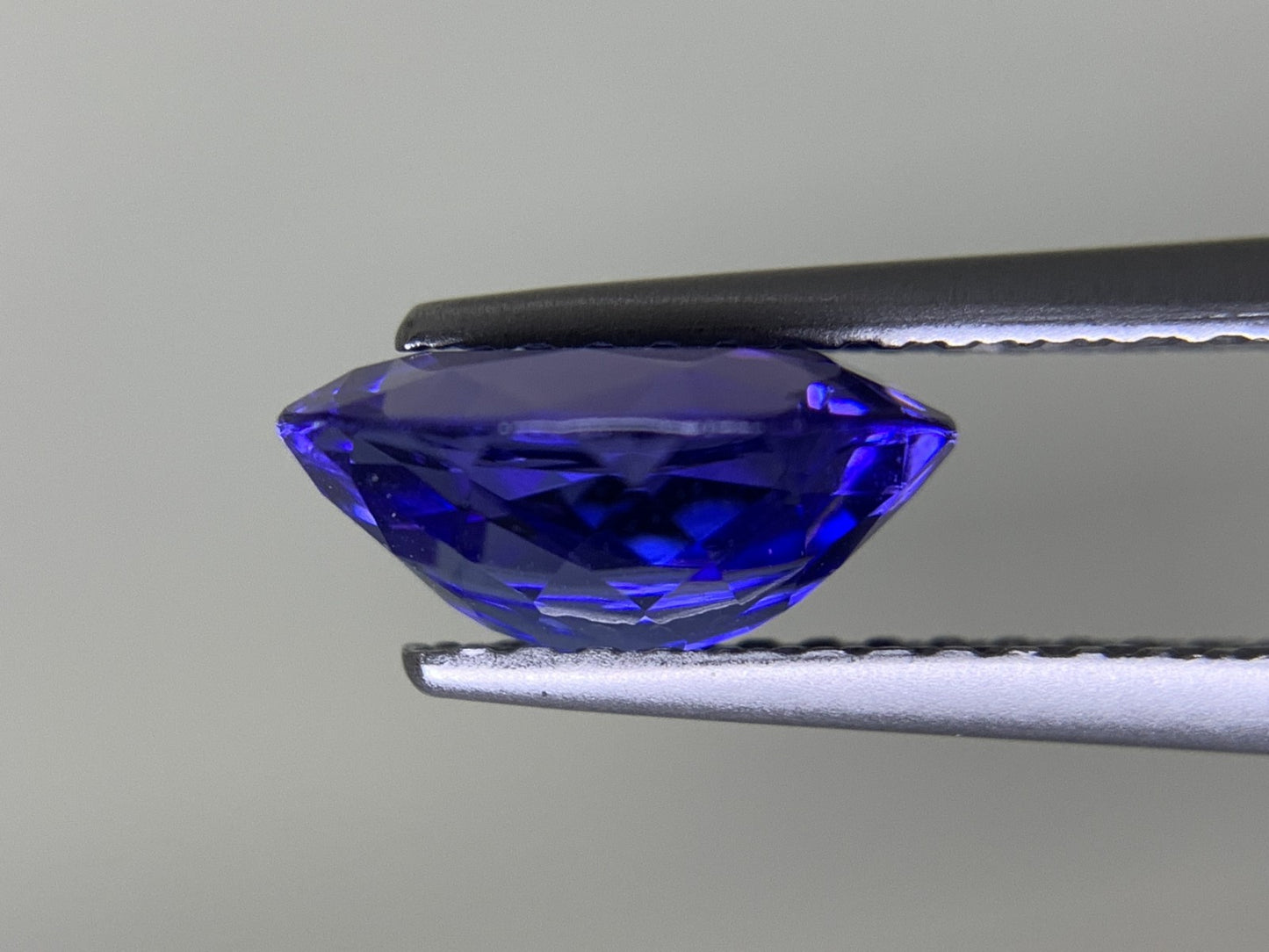 タンザナイト 1.808ct 宝石ソーティング付き  9.2㎜×6.9㎜×4.1㎜  ルース（ 裸石 ） 3771Y