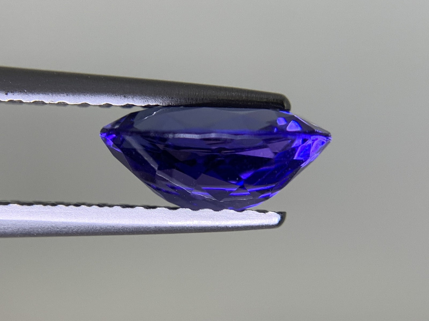 タンザナイト 1.808ct 宝石ソーティング付き  9.2㎜×6.9㎜×4.1㎜  ルース（ 裸石 ） 3771Y