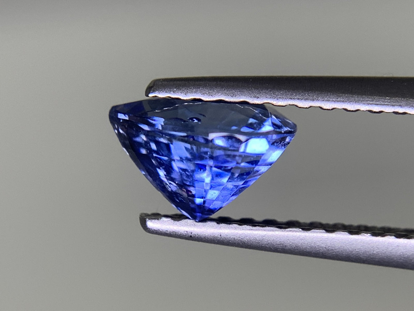 サファイア 1.205ct 宝石ソーティング付き  6.9㎜×5.3㎜×4.5㎜  ルース（ 裸石 ） 3773Y