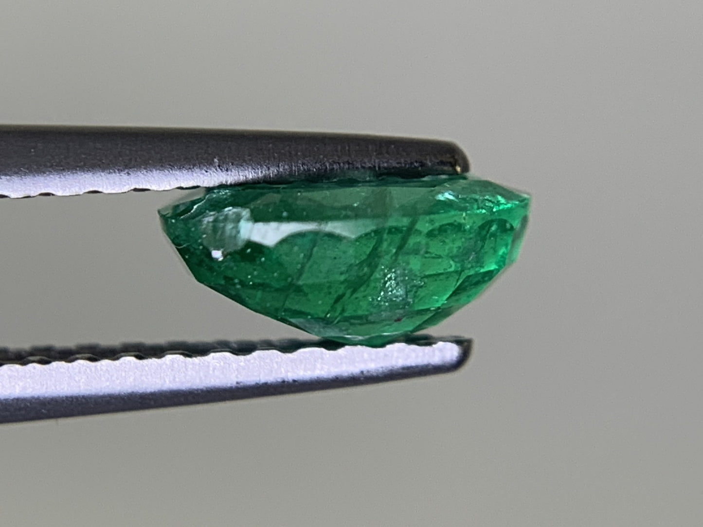 エメラルド 1.001ct 宝石ソーティング付き  7.0㎜×6.1㎜×3.2㎜  ルース（ 裸石 ） 3781Y