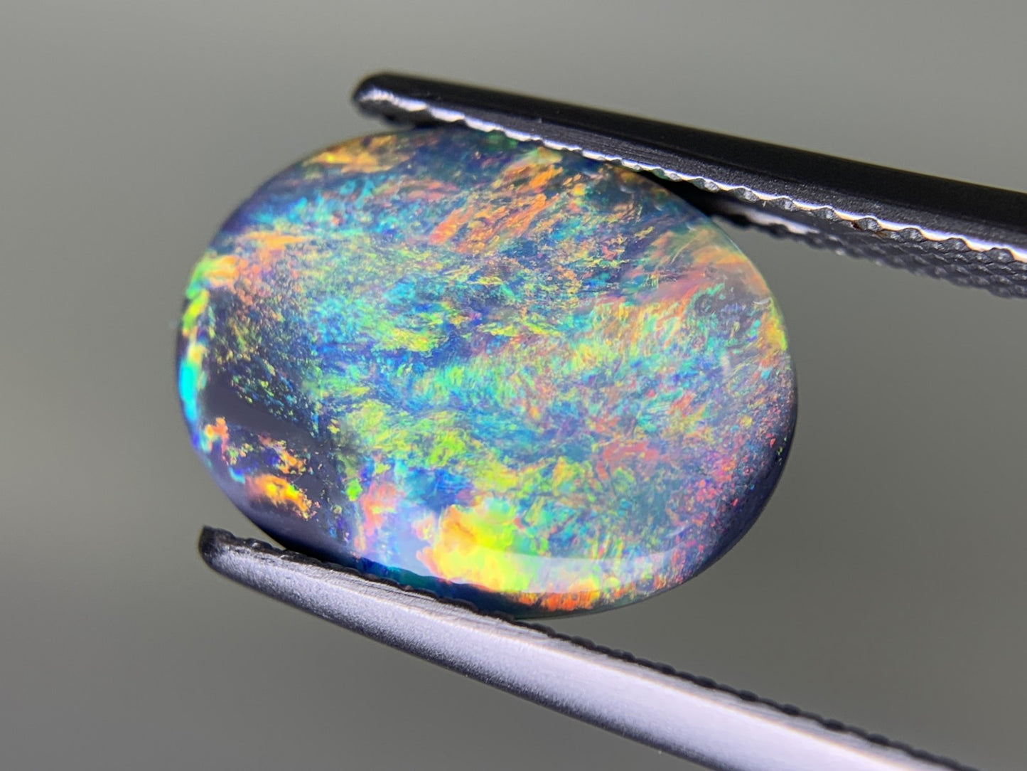 ブラックオパール 2.277ct  中央宝石ソーティング付き  13.5㎜×10.2㎜×2.6㎜  ルース（ 裸石 ） 3783Y