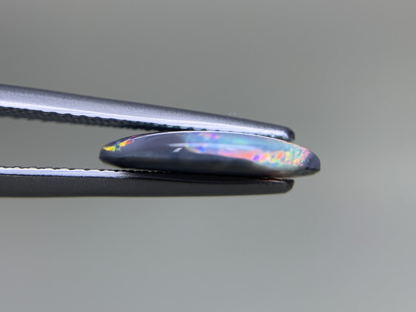 ブラックオパール 2.277ct  中央宝石ソーティング付き  13.5㎜×10.2㎜×2.6㎜  ルース（ 裸石 ） 3783Y