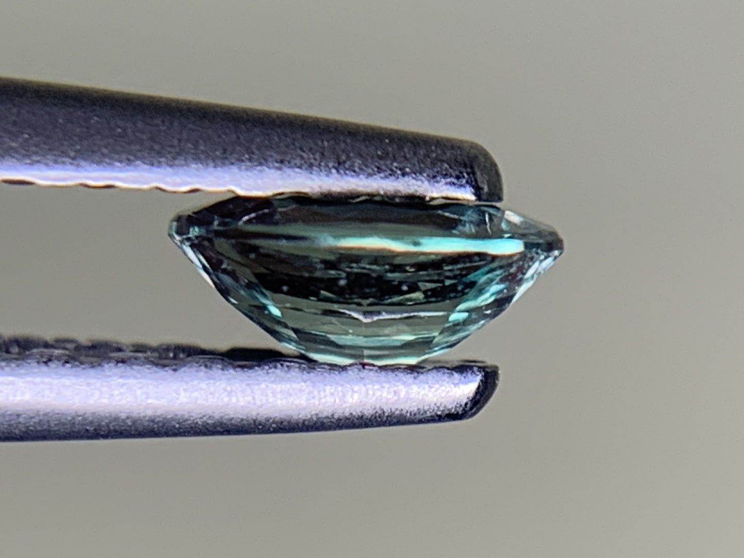 アレキサンドライト 0.210ct 中央宝石ソーティング付き 4.40㎜×3.29㎜×1.89㎜ ルース（ 裸石 ） 3793Y