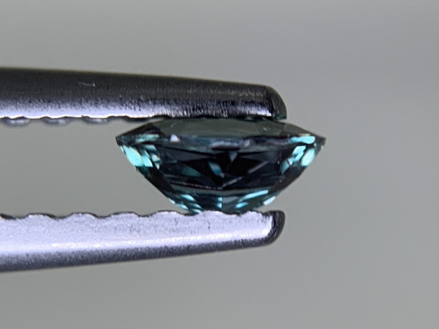 アレキサンドライト 0.194ct  中央宝石ソーティング付き  4.22㎜×3.16㎜×1.96㎜  ルース（ 裸石 ） 3813Y