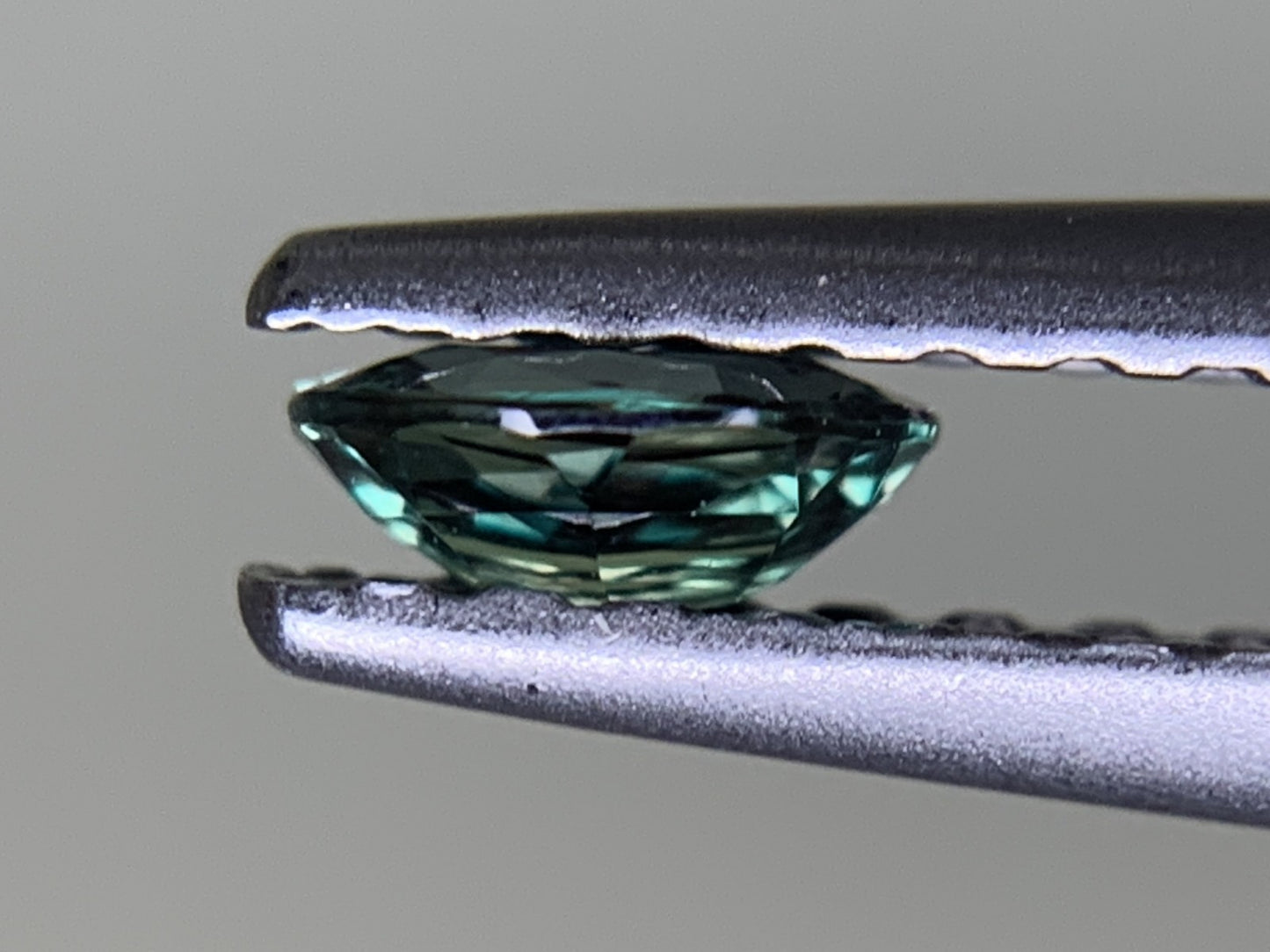 アレキサンドライト 0.182ct  中央宝石ソーティング付き  4.21㎜×3.14㎜×1.76㎜  ルース（ 裸石 ） 3815Y