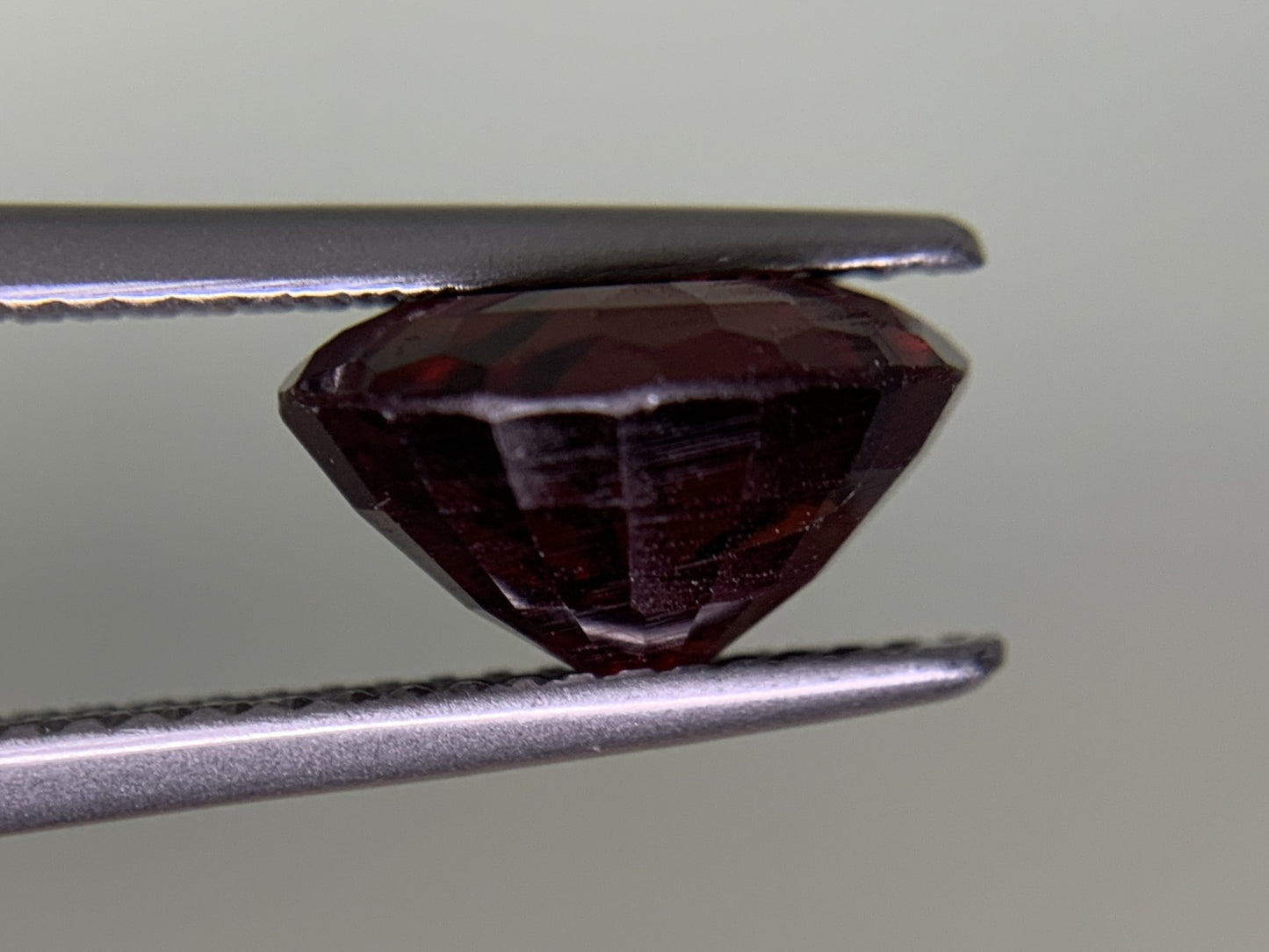 ガーネット 4.702ct 宝石ソーティング付き 10.6㎜×9.1㎜×6.1㎜ ルース（ 裸石 ） 3846Y