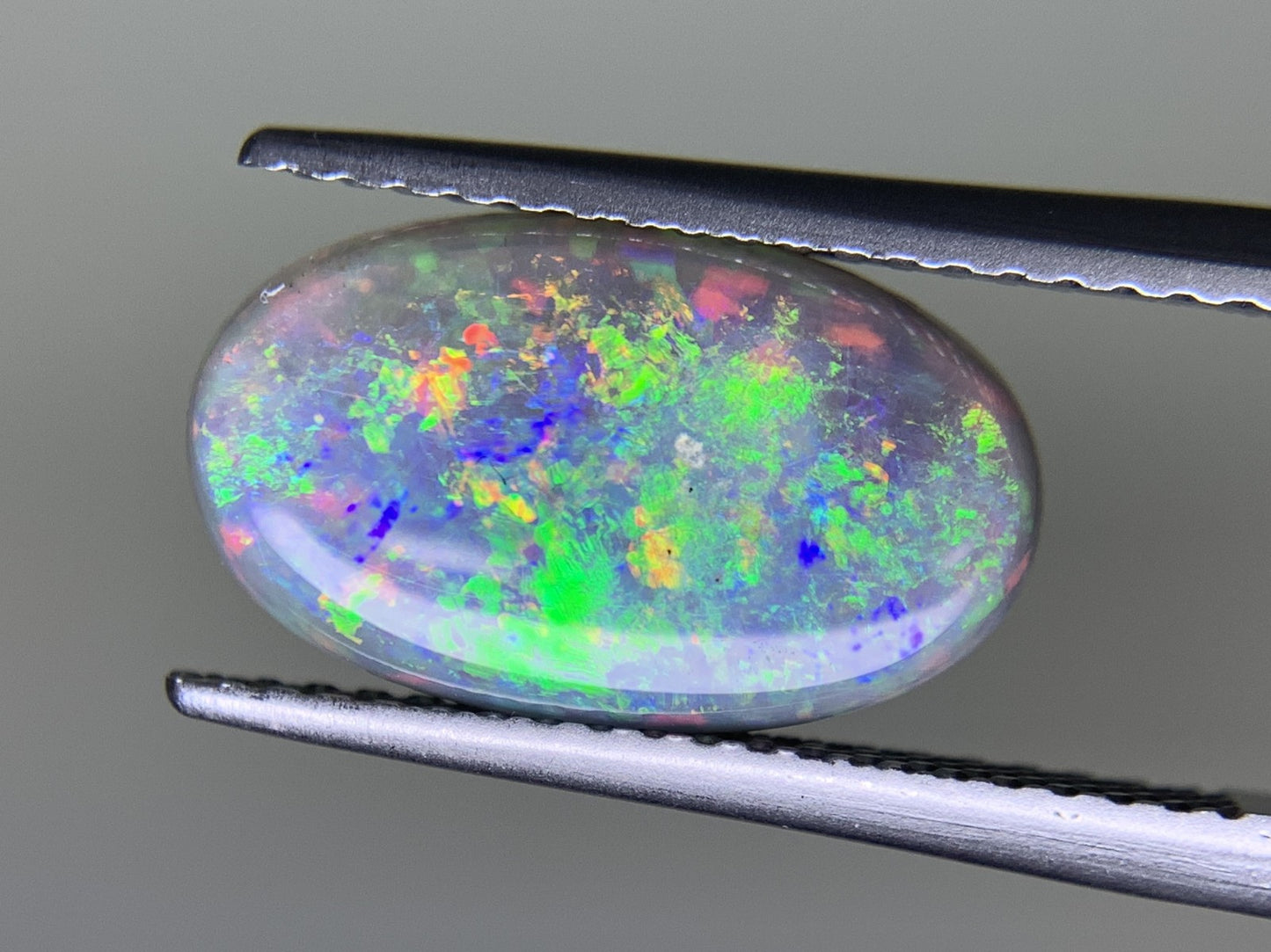 ブラックオパール 2.739ct  中央宝石ソーティング付き  13.8㎜×8.3㎜×3.5㎜  ルース（ 裸石 ） 3870Y