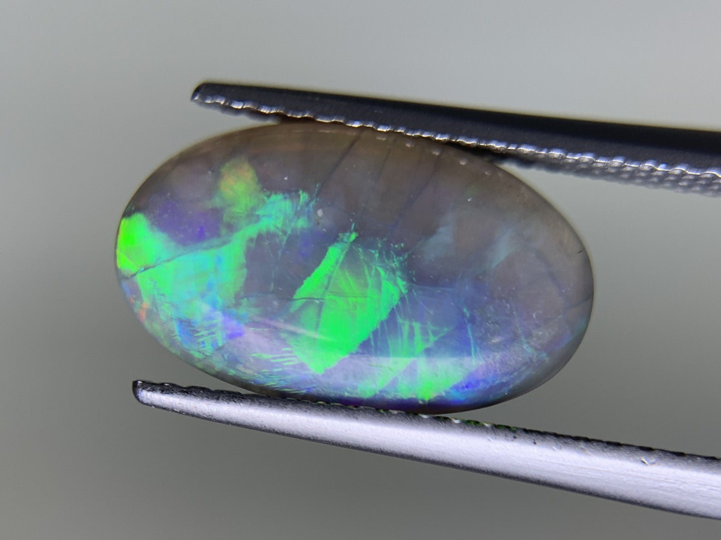 ブラックオパール 2.739ct  中央宝石ソーティング付き  13.8㎜×8.3㎜×3.5㎜  ルース（ 裸石 ） 3870Y