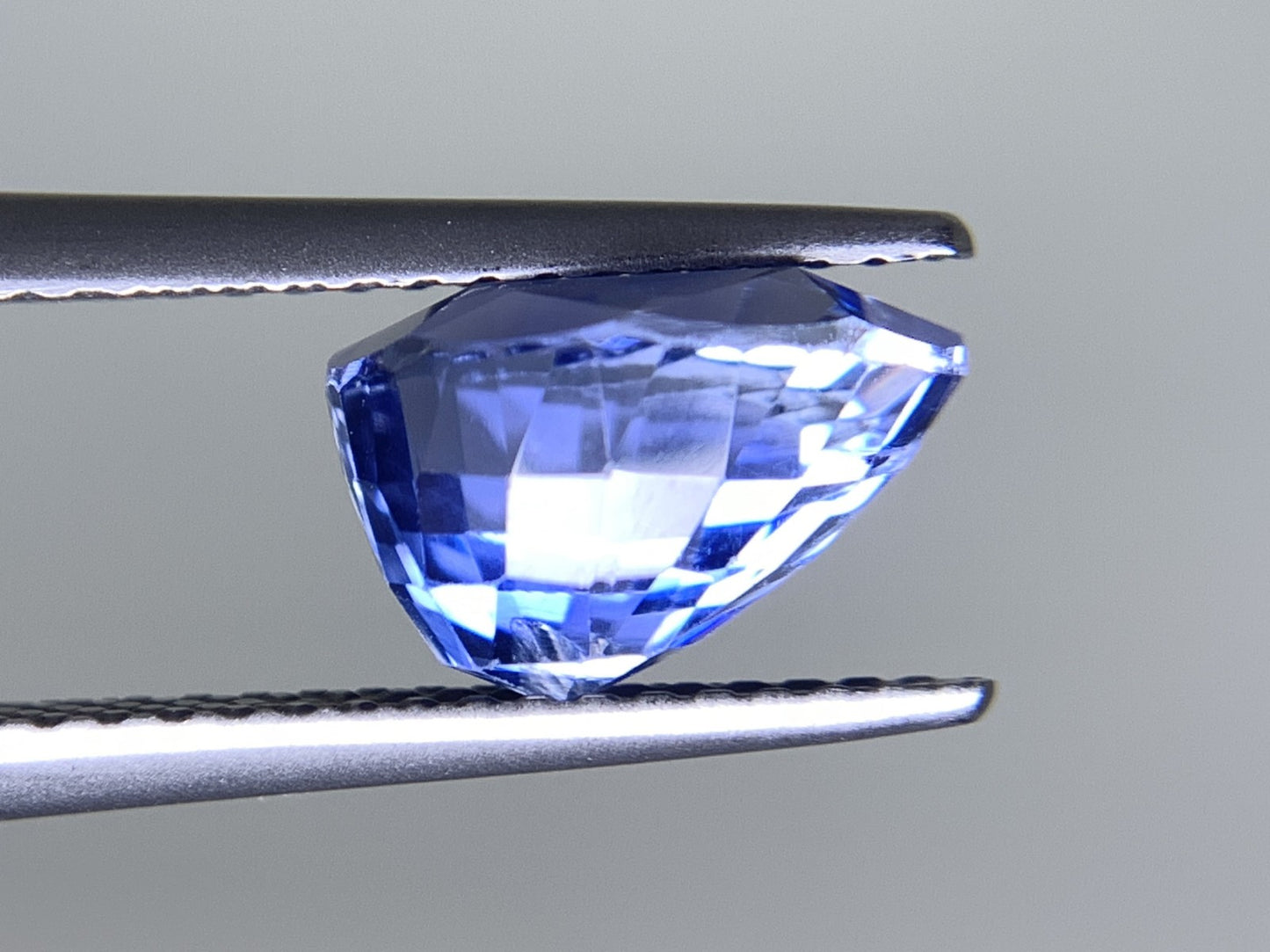 サファイア 4.04ct  GIA宝石鑑別書付き  No Heat Sri Lanka 9.41㎜×7.48㎜×6.19㎜   天然 ルース（ 裸石 ）   3872Y