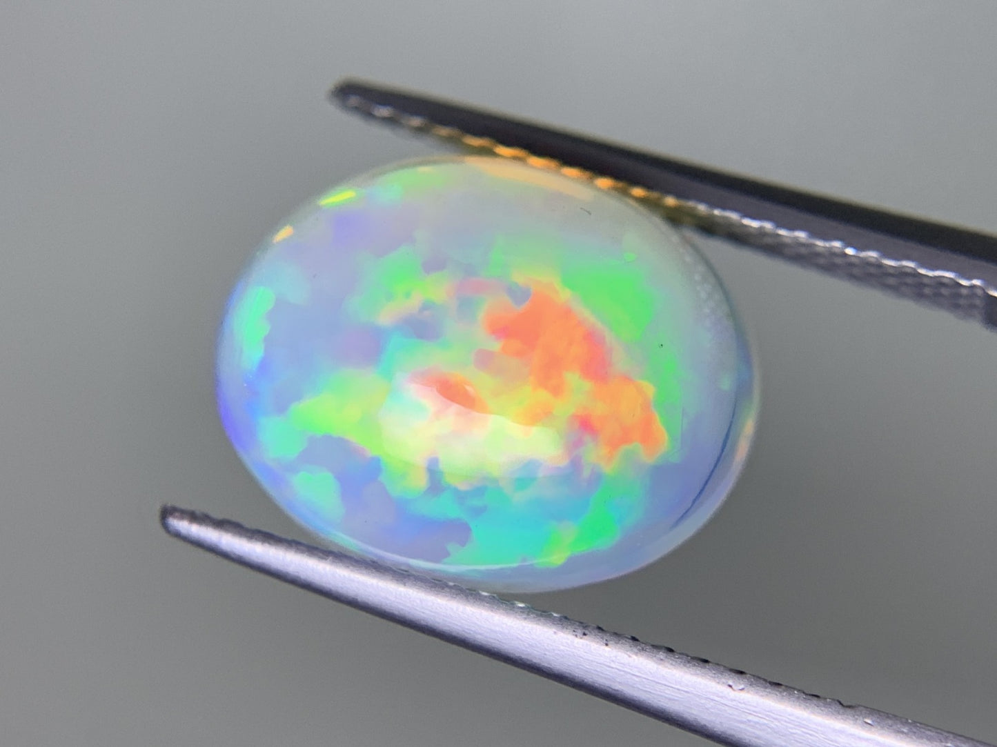 オパール 3.946ct 宝石ソーティング付き  13.1㎜×10.5㎜×6.2㎜  ルース（ 裸石 ） 3890Y