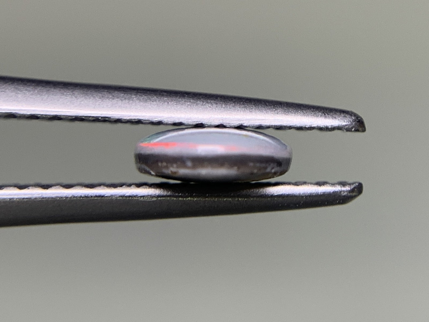 ブラックオパール 0.744ct 宝石ソーティング付き  8.0㎜×6.3㎜×2.1㎜  ルース（ 裸石 ） 3942Y
