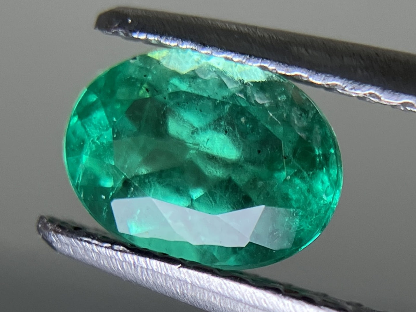 エメラルド 0.790ct 中央宝石ソーティング付き  6.83㎜×5.17㎜×3.74㎜  ルース（ 裸石 ） 3994YY
