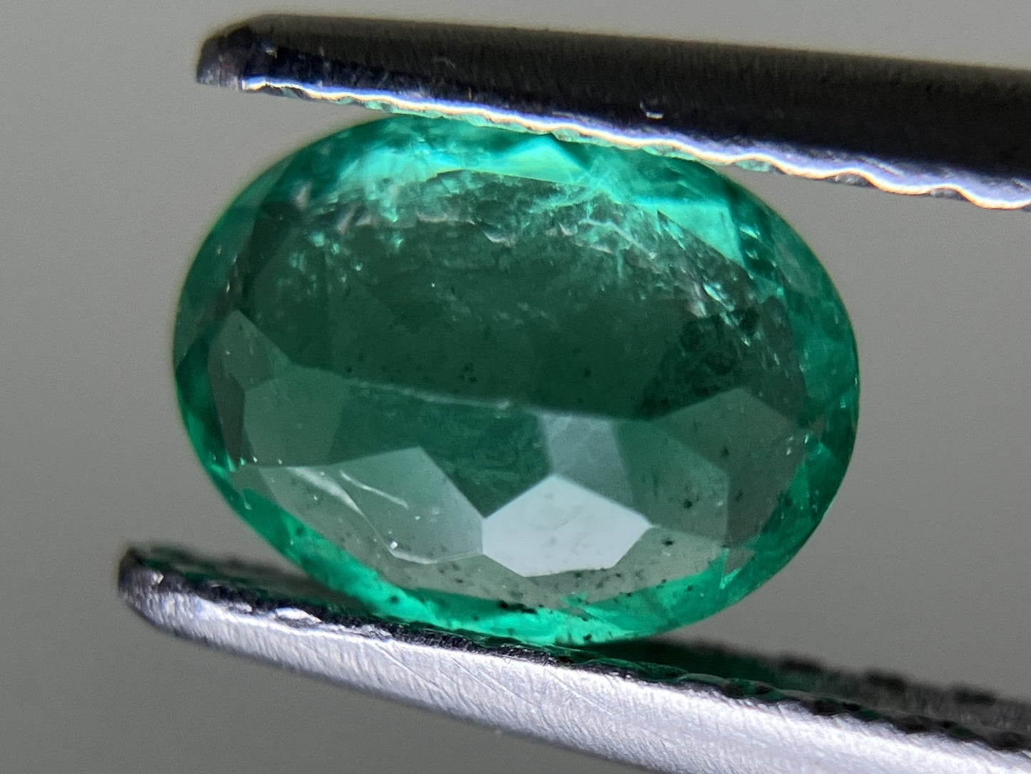 エメラルド 0.790ct 中央宝石ソーティング付き  6.83㎜×5.17㎜×3.74㎜  ルース（ 裸石 ） 3994YY