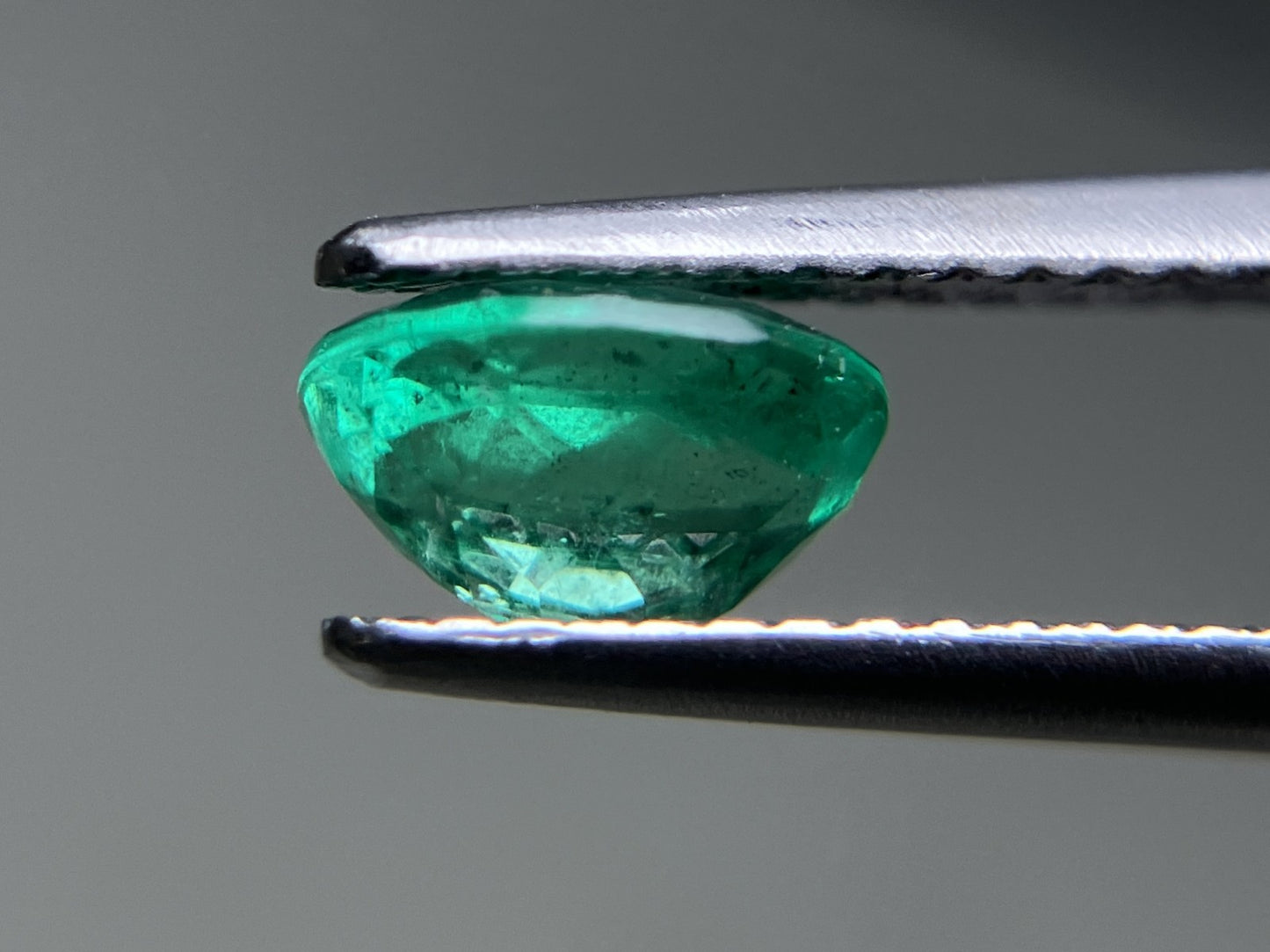 エメラルド 0.790ct 中央宝石ソーティング付き  6.83㎜×5.17㎜×3.74㎜  ルース（ 裸石 ） 3994YY