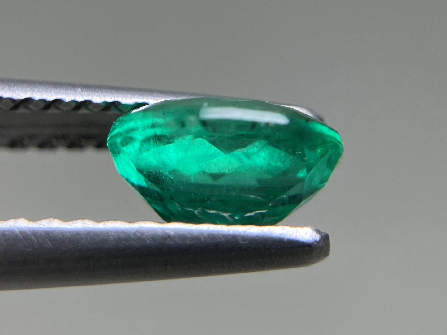 エメラルド 0.790ct 中央宝石ソーティング付き  6.83㎜×5.17㎜×3.74㎜  ルース（ 裸石 ） 3994YY