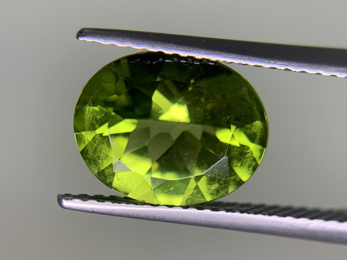 ペリドット 3.479ct 宝石ソーティング付き  11.1㎜×8.8㎜×5.4㎜  ルース（ 裸石 ） 3999Y