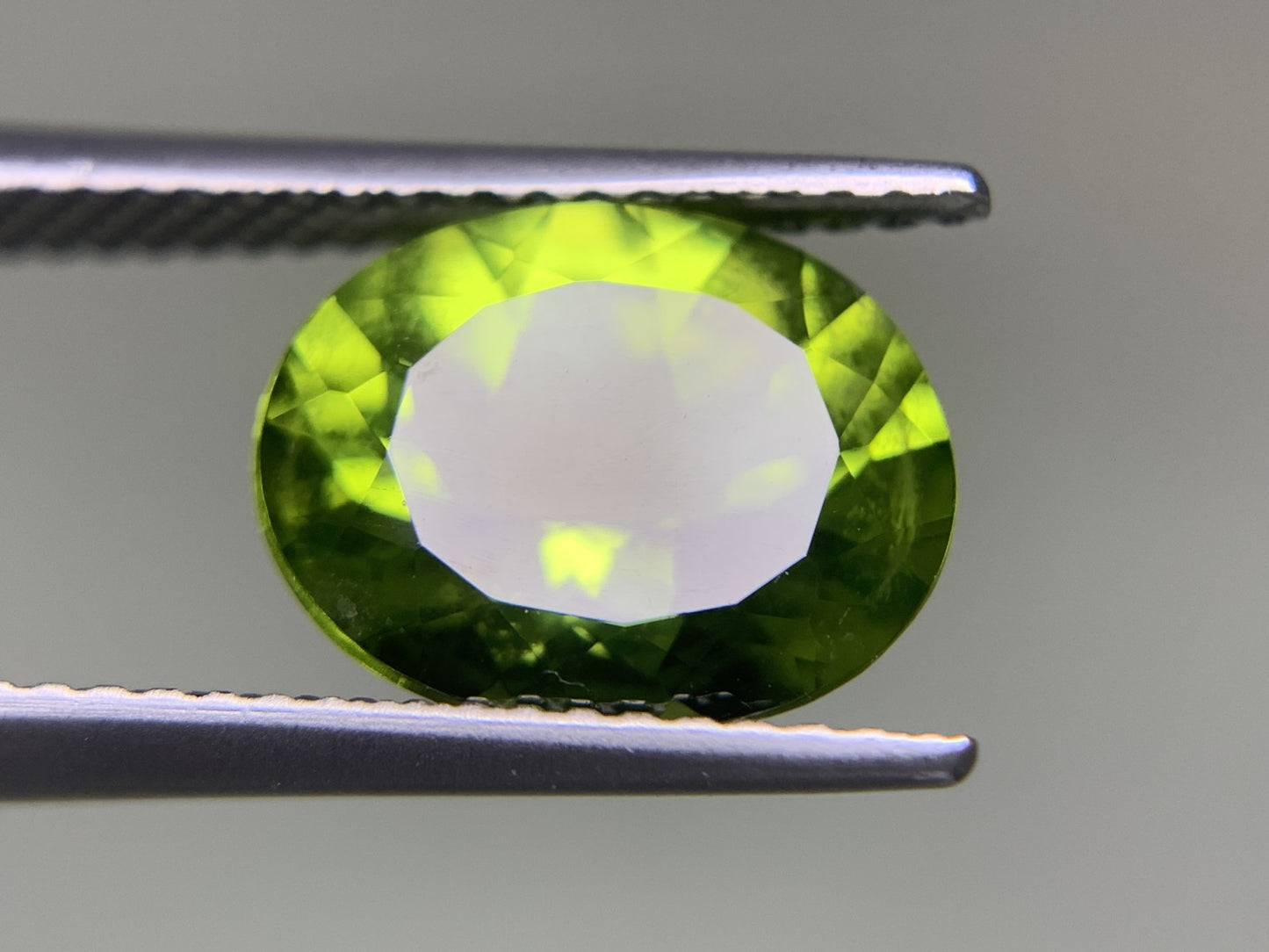 ペリドット 3.479ct 宝石ソーティング付き  11.1㎜×8.8㎜×5.4㎜  ルース（ 裸石 ） 3999Y