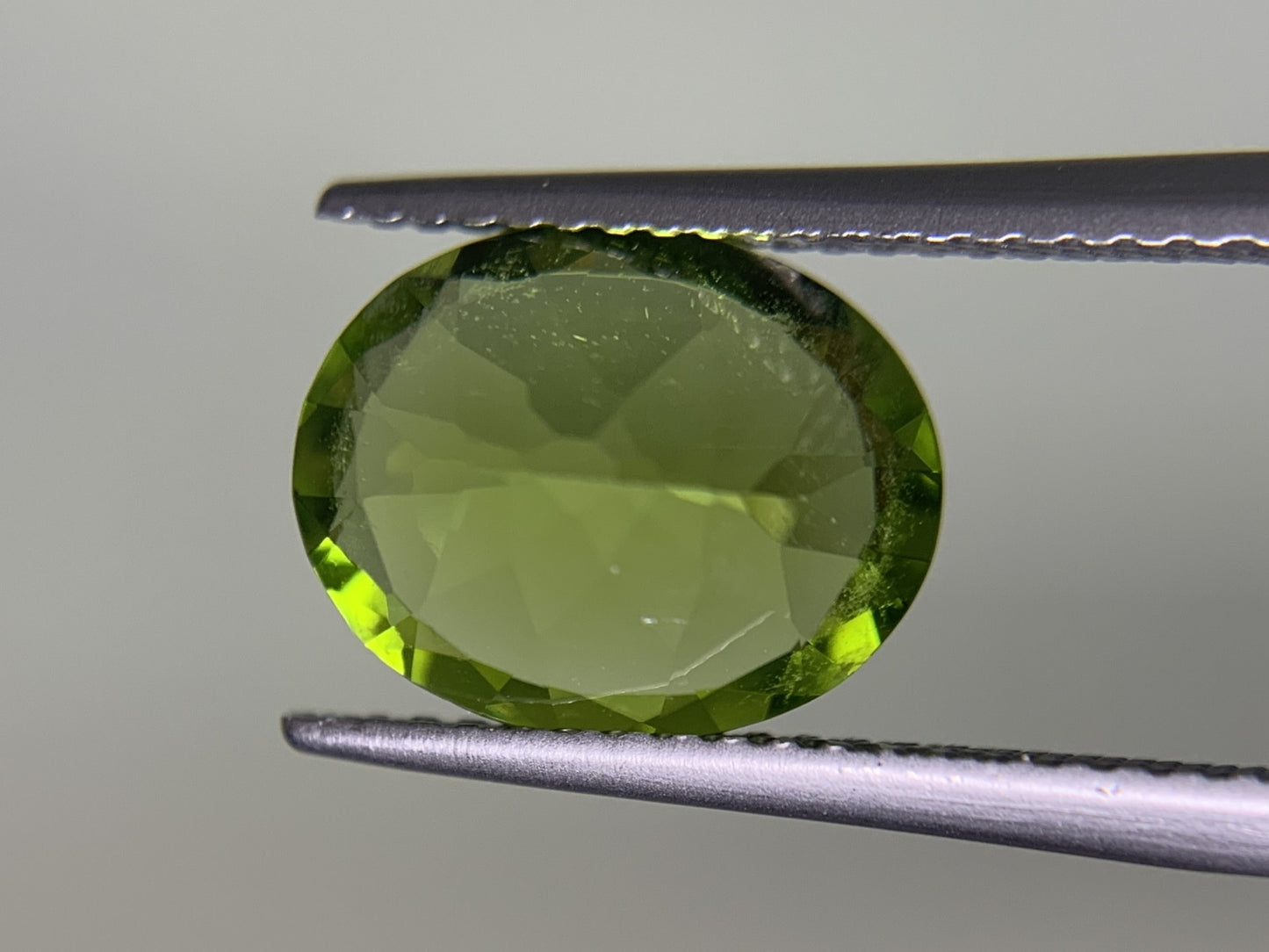 ペリドット 3.479ct 宝石ソーティング付き  11.1㎜×8.8㎜×5.4㎜  ルース（ 裸石 ） 3999Y
