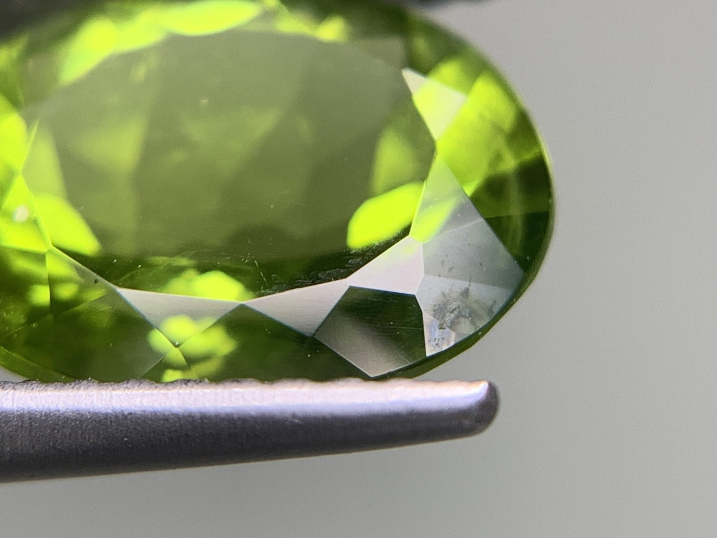 ペリドット 3.479ct 宝石ソーティング付き  11.1㎜×8.8㎜×5.4㎜  ルース（ 裸石 ） 3999Y