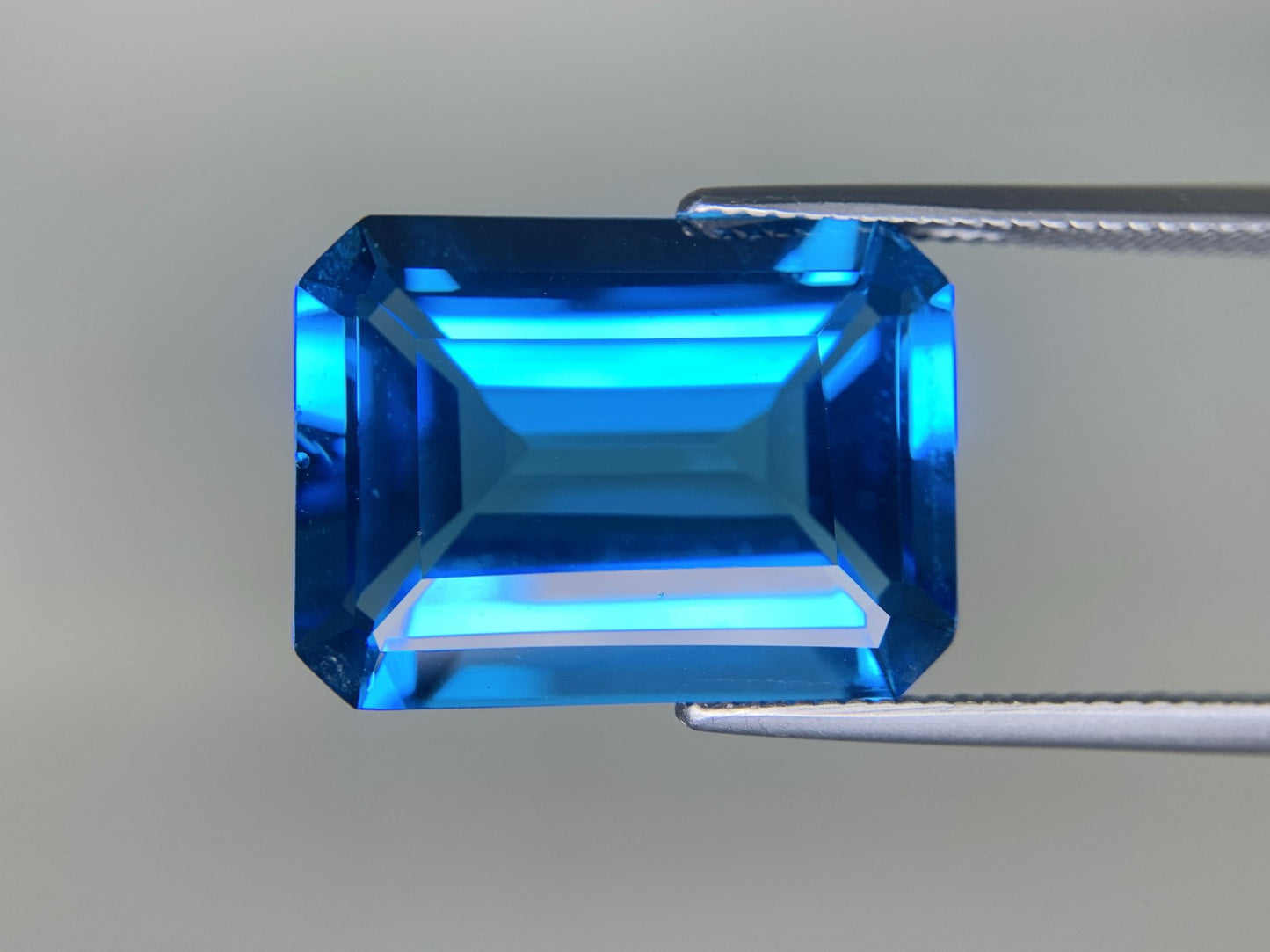 ブルートパーズ 23.338ct  宝石ソーティング付き  20.0㎜×14.9㎜×8.5㎜  ルース（ 裸石 ） 4053Y