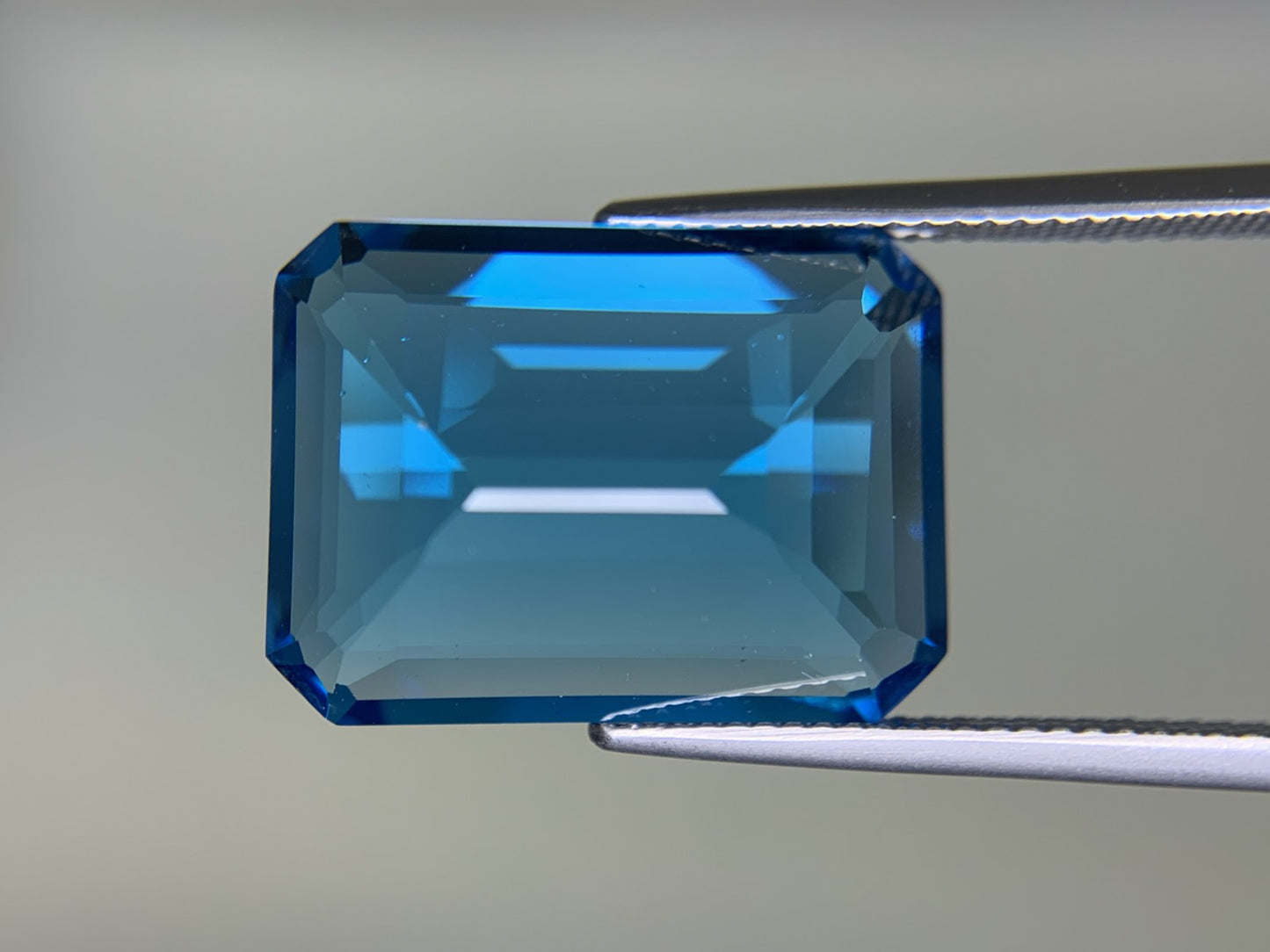 ブルートパーズ 23.338ct  宝石ソーティング付き  20.0㎜×14.9㎜×8.5㎜  ルース（ 裸石 ） 4053Y