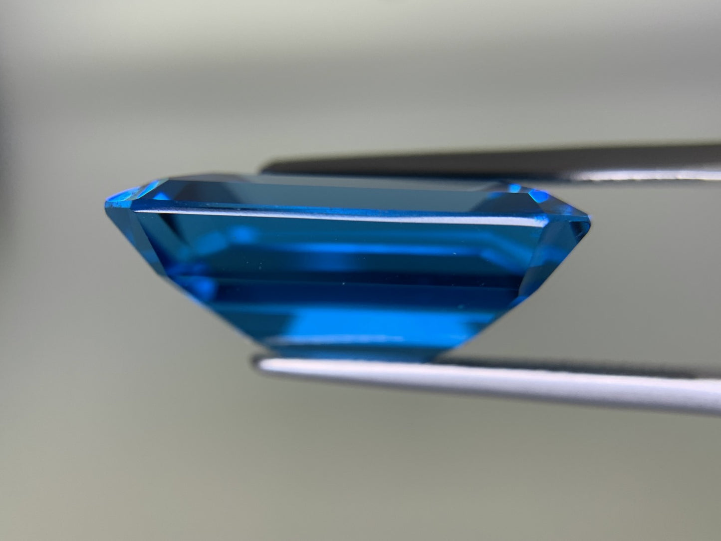 ブルートパーズ 23.338ct  宝石ソーティング付き  20.0㎜×14.9㎜×8.5㎜  ルース（ 裸石 ） 4053Y